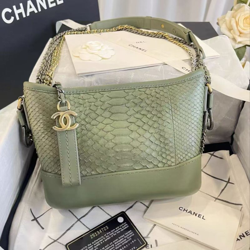 ✨Chanel 18C小號抹茶綠蟒蛇皮流浪包 20*15*8  98新配件塵袋保卡-0