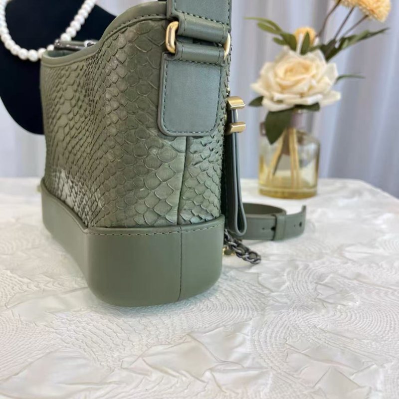 ✨Chanel 18C小號抹茶綠蟒蛇皮流浪包 20*15*8  98新配件塵袋保卡-2