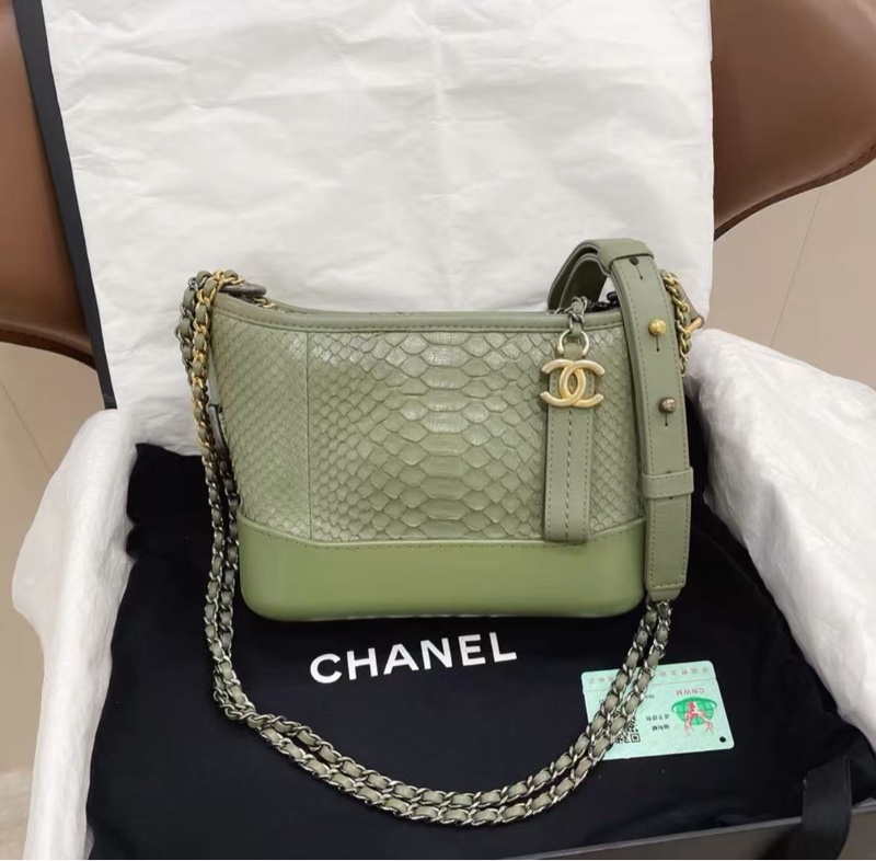 ✨Chanel 小號抹茶綠蟒蛇皮流浪包 芯片款 20*15*8  98新配件塵袋-0