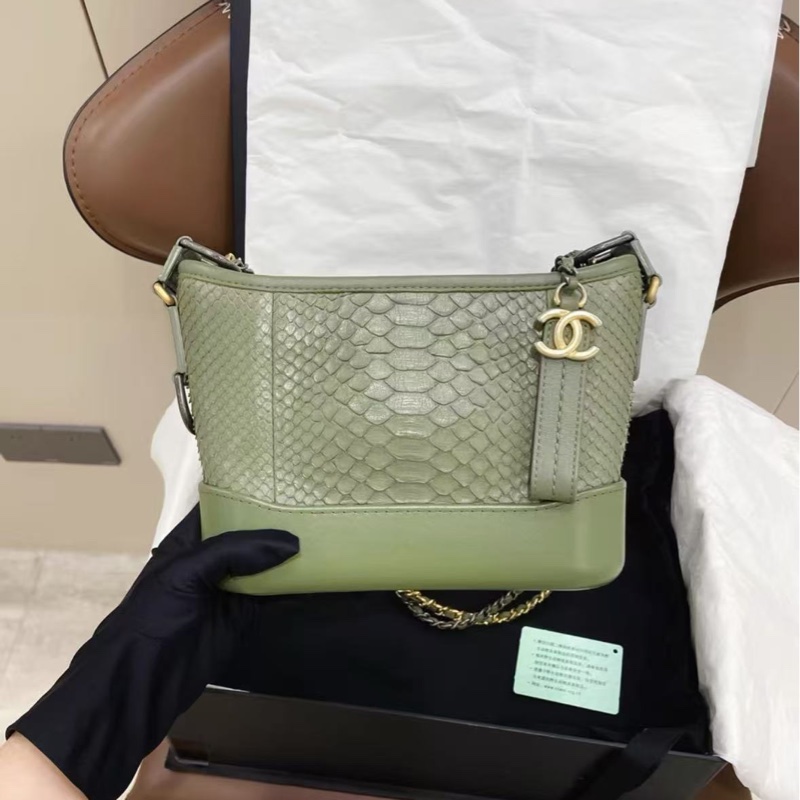 ✨Chanel 小號抹茶綠蟒蛇皮流浪包 芯片款 20*15*8  98新配件塵袋-1