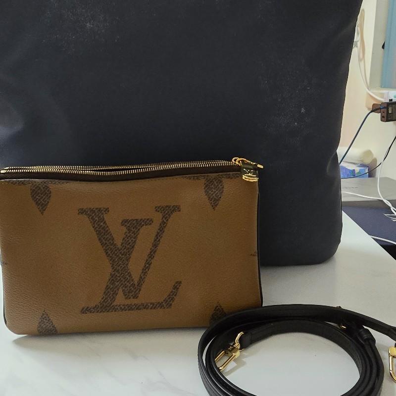 急走 聽日下架 極新 LV雙拉錬雙層斜揹信封包-0