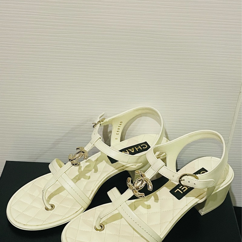 高雄漢神專櫃購入可鹹可甜的Chanel 香奈兒米白T字夾腳牛皮涼鞋-1
