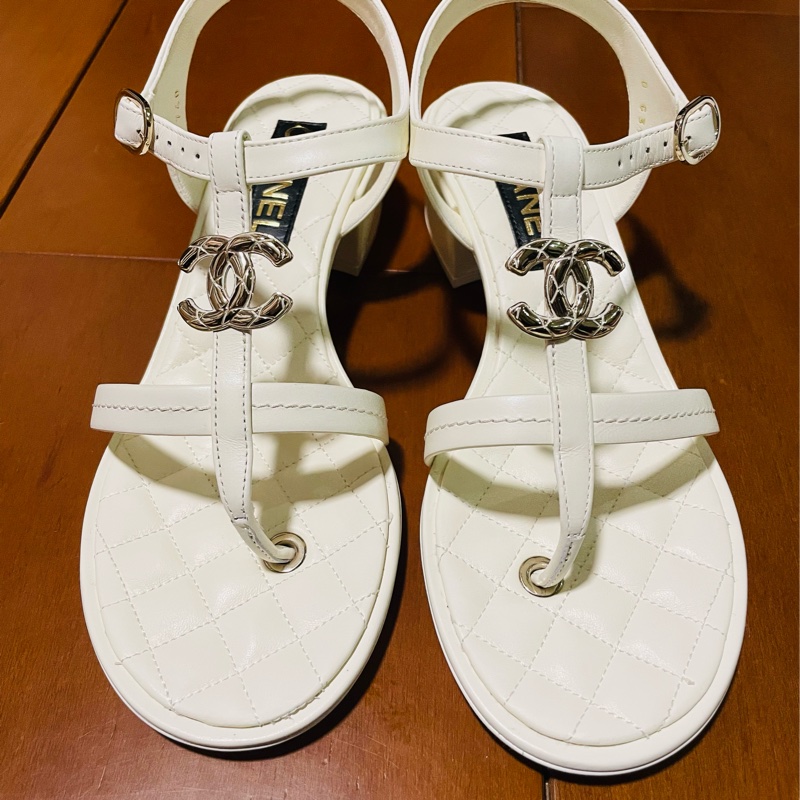 高雄漢神專櫃購入可鹹可甜的Chanel 香奈兒米白T字夾腳牛皮涼鞋-2