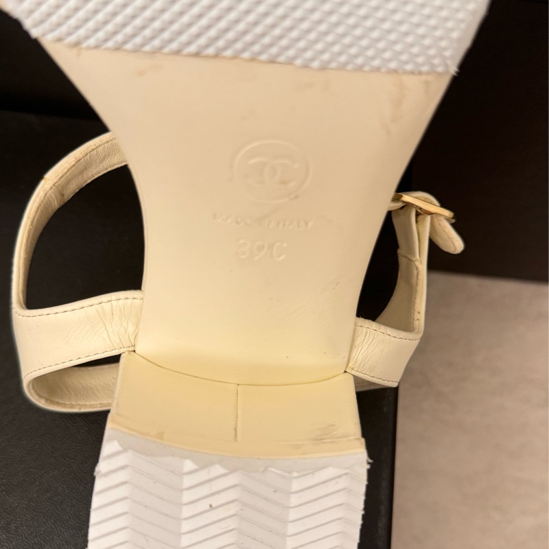 高雄漢神專櫃購入可鹹可甜的Chanel 香奈兒米白T字夾腳牛皮涼鞋-13