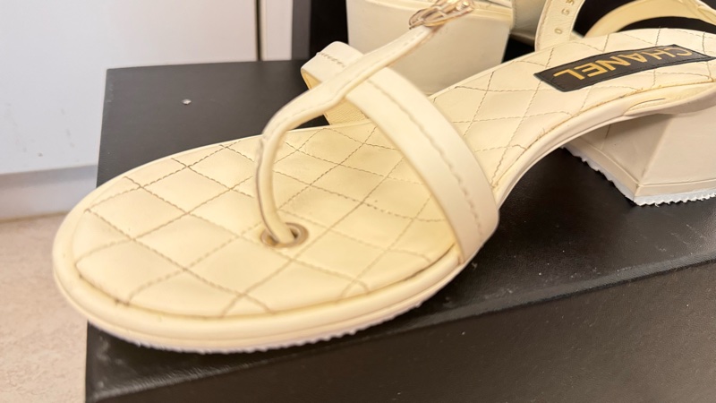 高雄漢神專櫃購入可鹹可甜的Chanel 香奈兒米白T字夾腳牛皮涼鞋-18