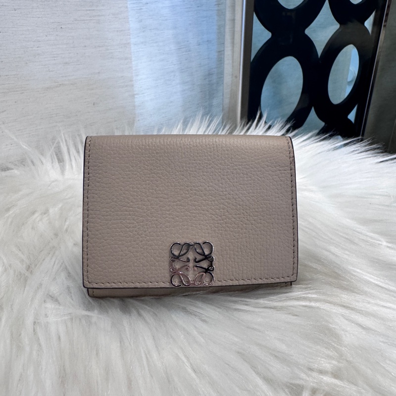 Loewe Anagram 沙色牛皮三折短夾-0