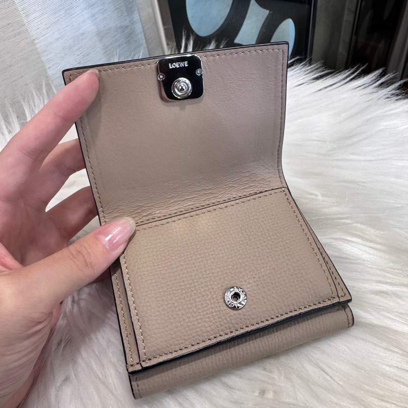 Loewe Anagram 沙色牛皮三折短夾-6