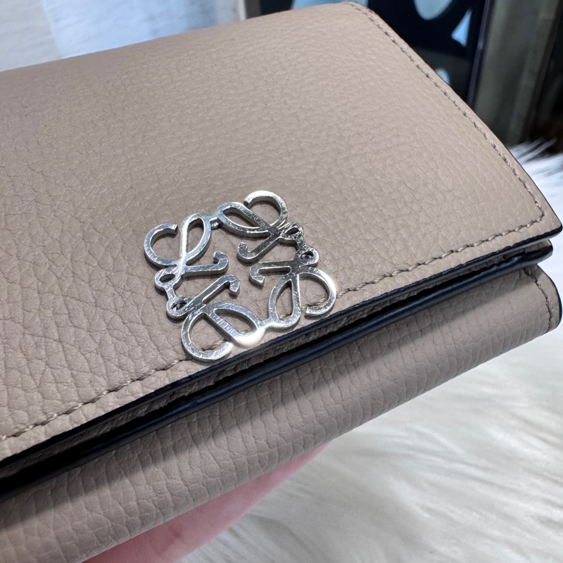 Loewe Anagram 沙色牛皮三折短夾-10