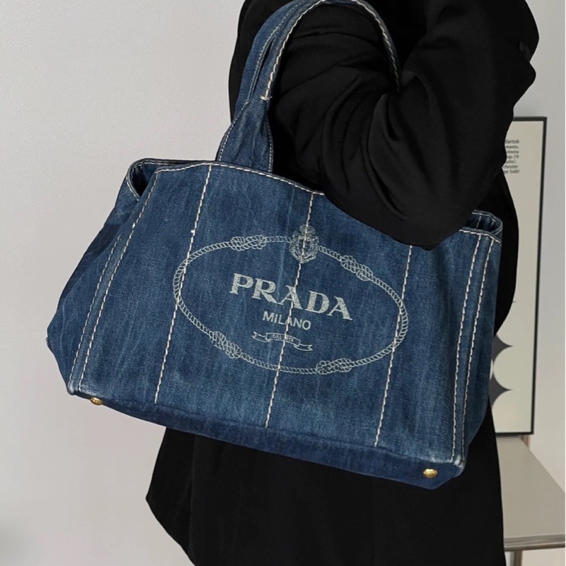 Prada普拉達牛仔沙灘包 尺寸約:34*22cm 休閒隨意又不失時髦感 大容量非常適合通勤或度假-1