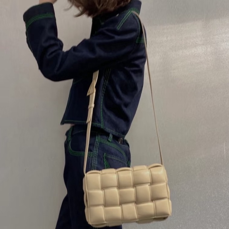 BV葆蝶家燕麥色Cassette枕頭包 尺寸約:26*18*8cm 手感和質感都很好 超有高級感-2