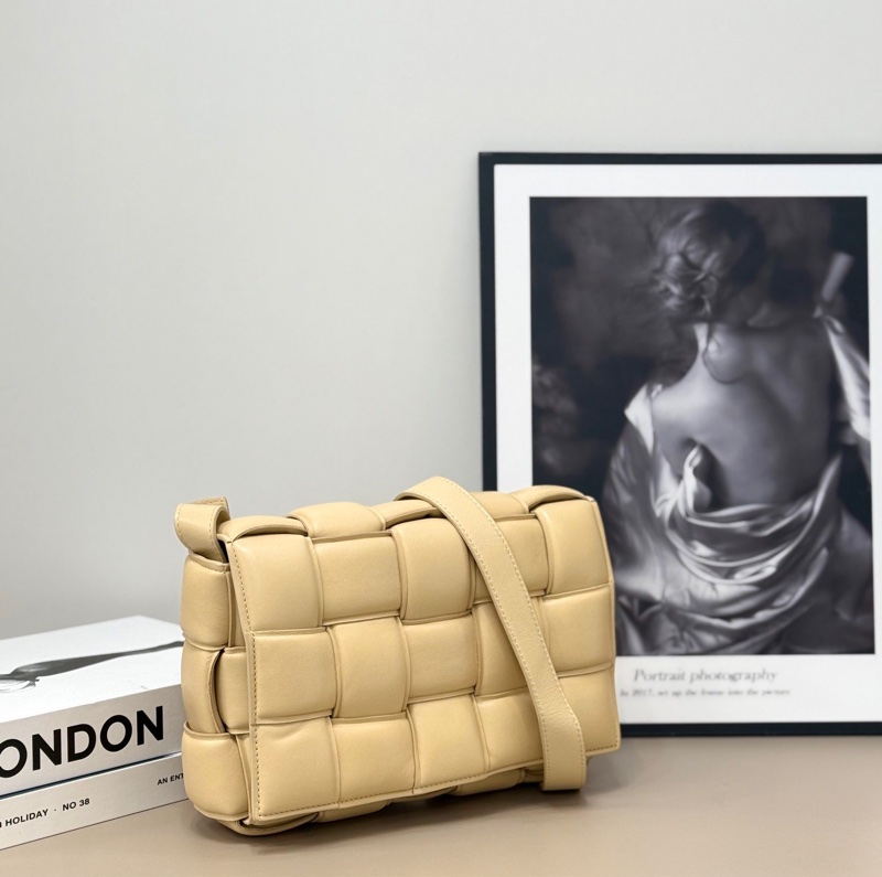 BV葆蝶家燕麥色Cassette枕頭包 尺寸約:26*18*8cm 手感和質感都很好 超有高級感-3