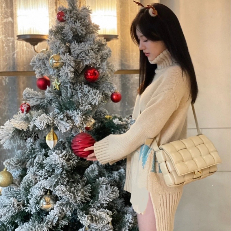 BV葆蝶家燕麥色Cassette枕頭包 尺寸約:26*18*8cm 手感和質感都很好 超有高級感-4