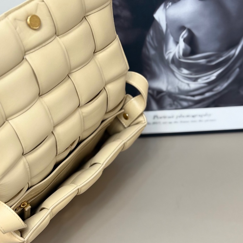 BV葆蝶家燕麥色Cassette枕頭包 尺寸約:26*18*8cm 手感和質感都很好 超有高級感-7