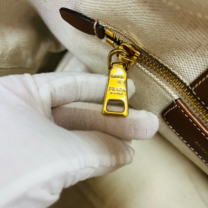 PRADA 普拉達黑字 LOGO 亞麻混紡帆布手提肩背包（米白×駝）-21