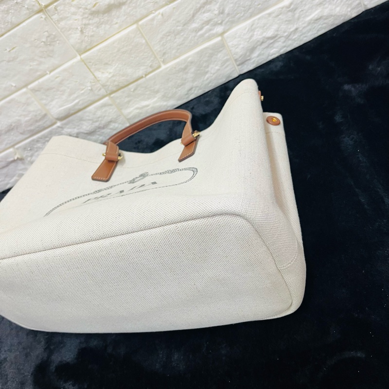 PRADA 普拉達黑字 LOGO 亞麻混紡帆布手提肩背包（米白×駝）-25