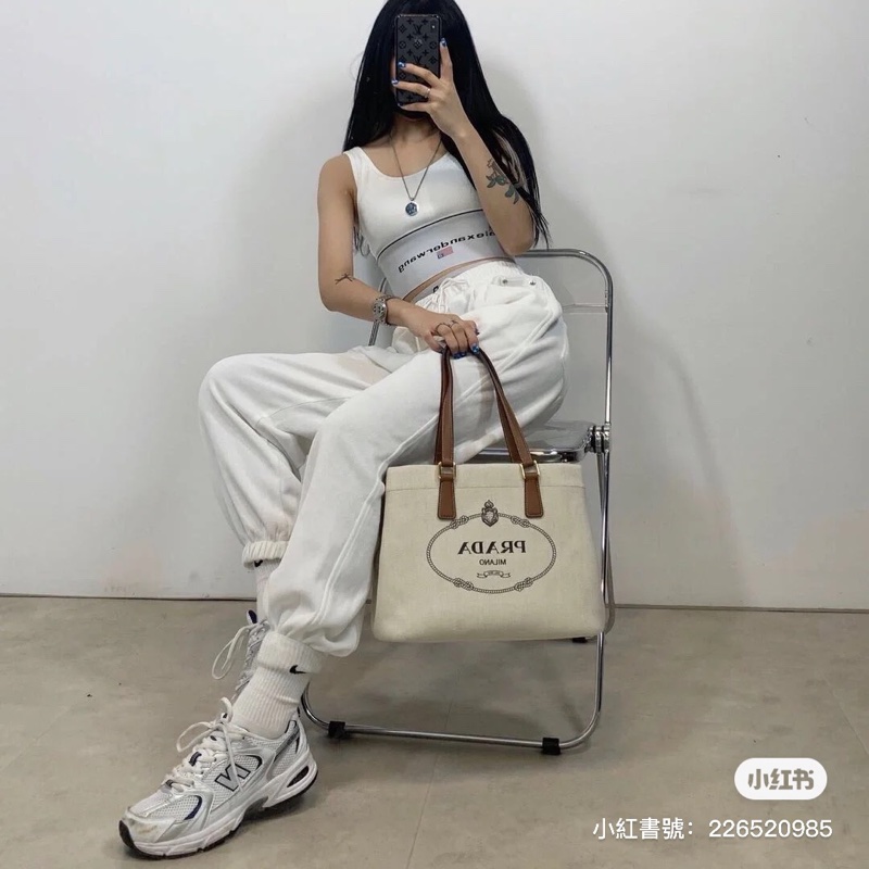 PRADA 普拉達黑字 LOGO 亞麻混紡帆布手提肩背包（米白×駝）-31