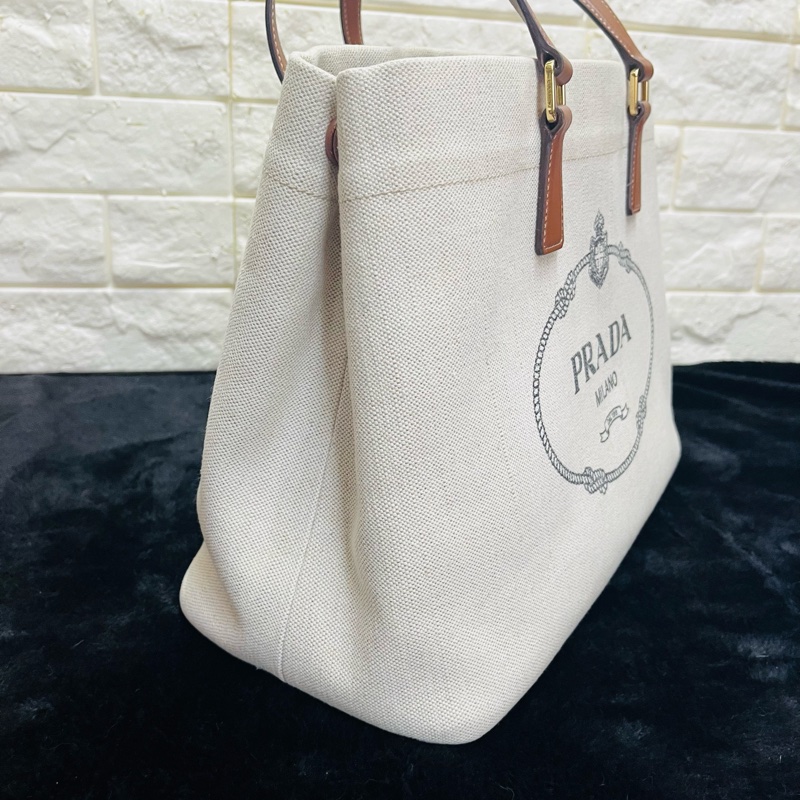 PRADA 普拉達黑字 LOGO 亞麻混紡帆布手提肩背包（米白×駝）-35