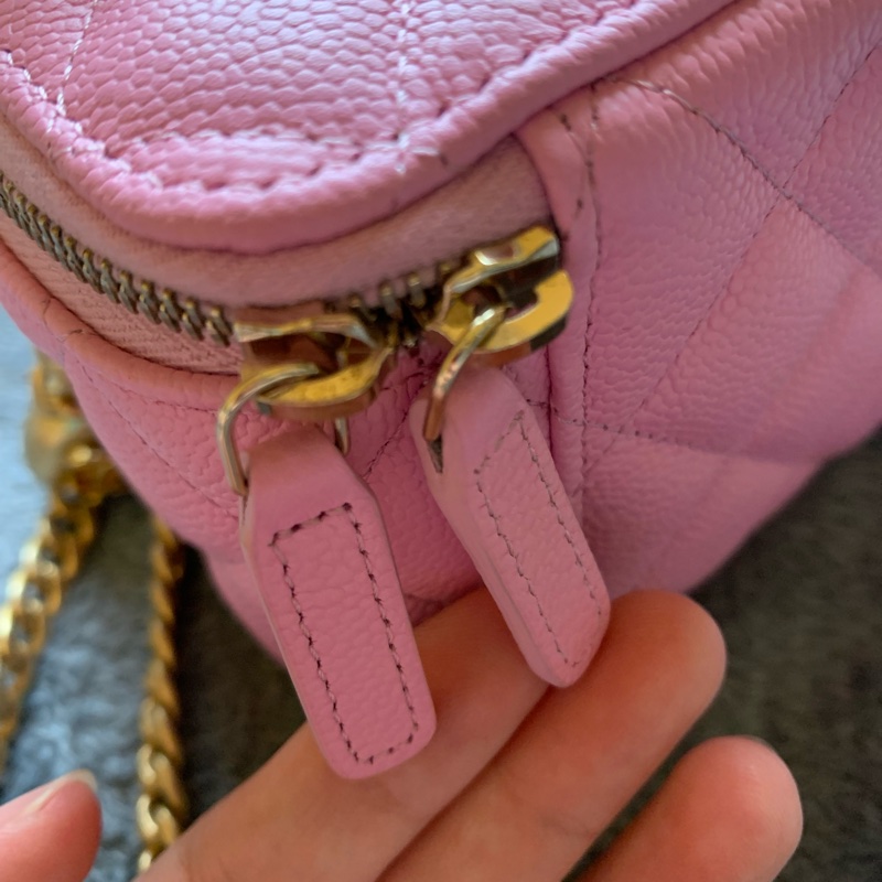 CHANEL 粉紅愛心金球化妝包-13