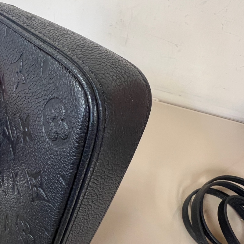 LV Easy Pouch Strap肩斜背包-4