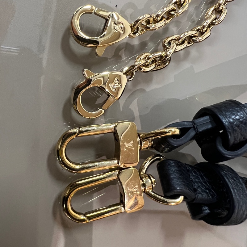 LV Easy Pouch Strap肩斜背包-10
