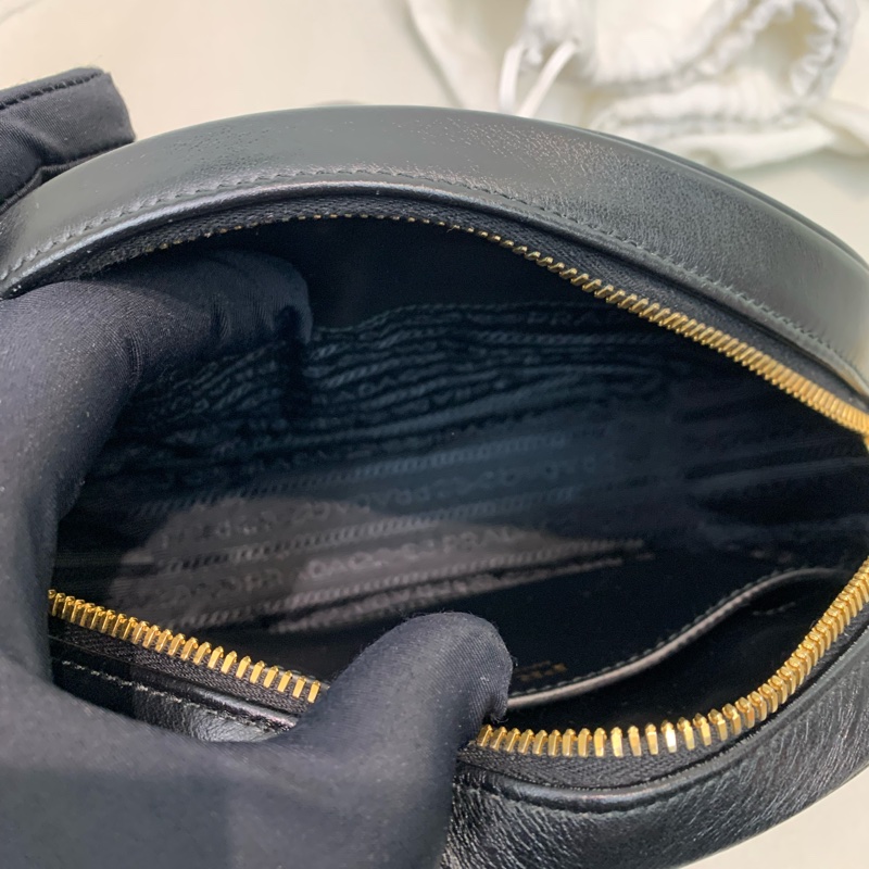 Prada 黑色全皮半月斜背包 金色logo XB212-6