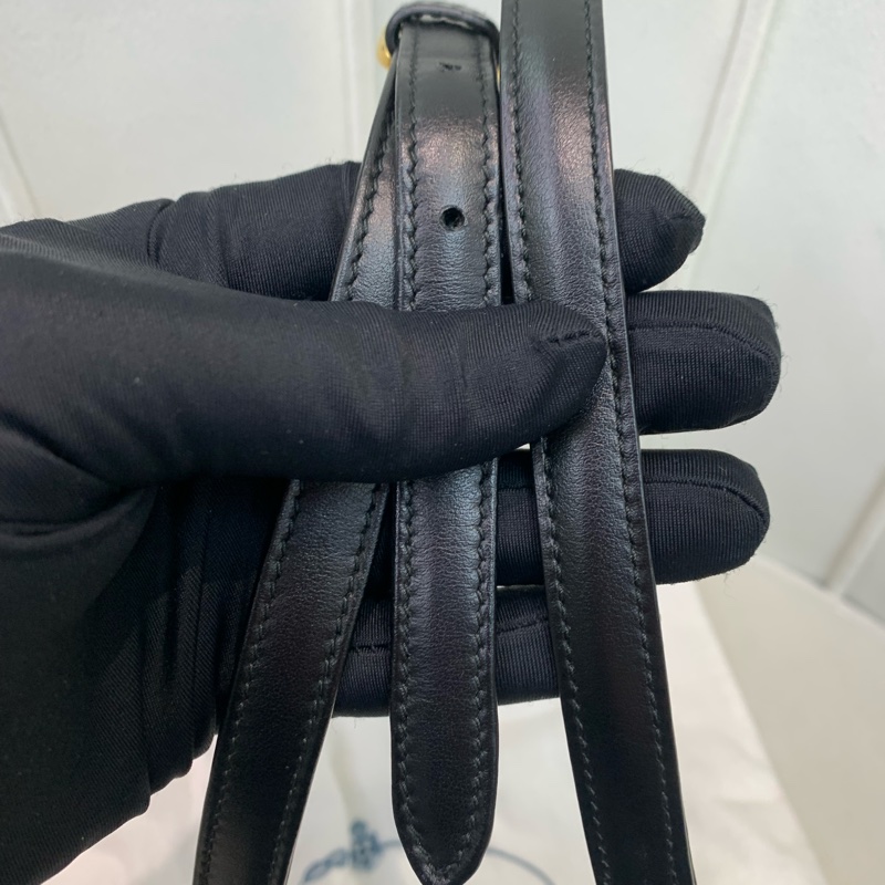 Prada 黑色全皮半月斜背包 金色logo XB212-8
