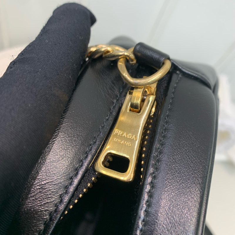 Prada 黑色全皮半月斜背包 金色logo XB212-17