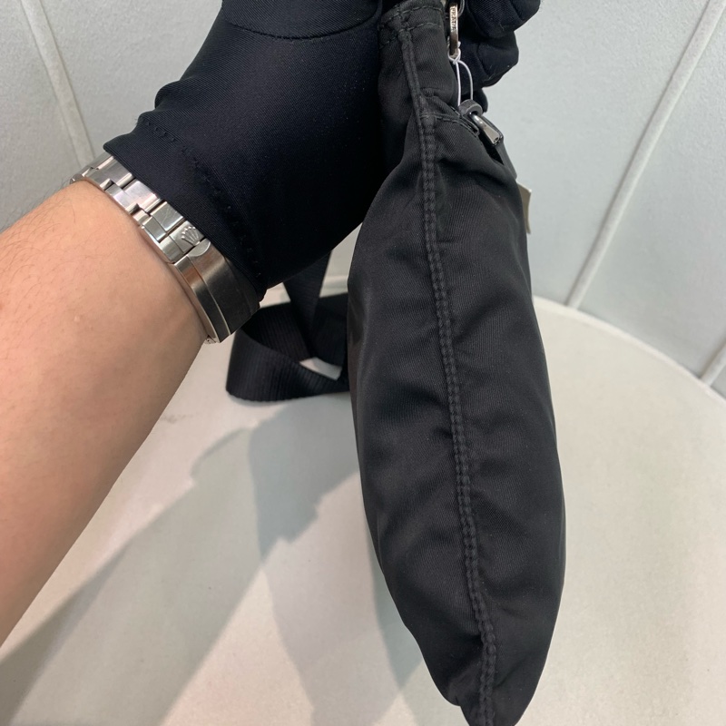 Prada 日字袋 黑色 降傘料 斜背包 I234-3