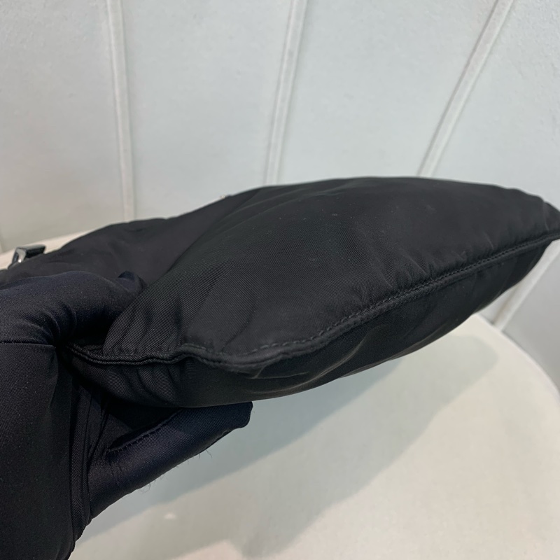 Prada 日字袋 黑色 降傘料 斜背包 I234-12