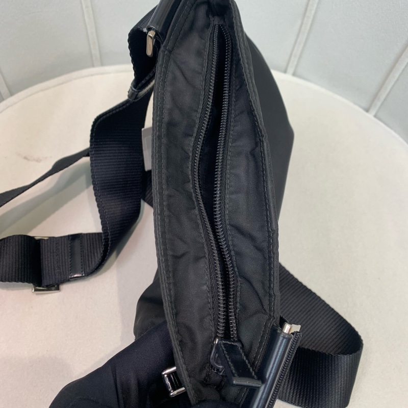 Prada 日字袋 黑色 降傘料 斜背包 I234-17