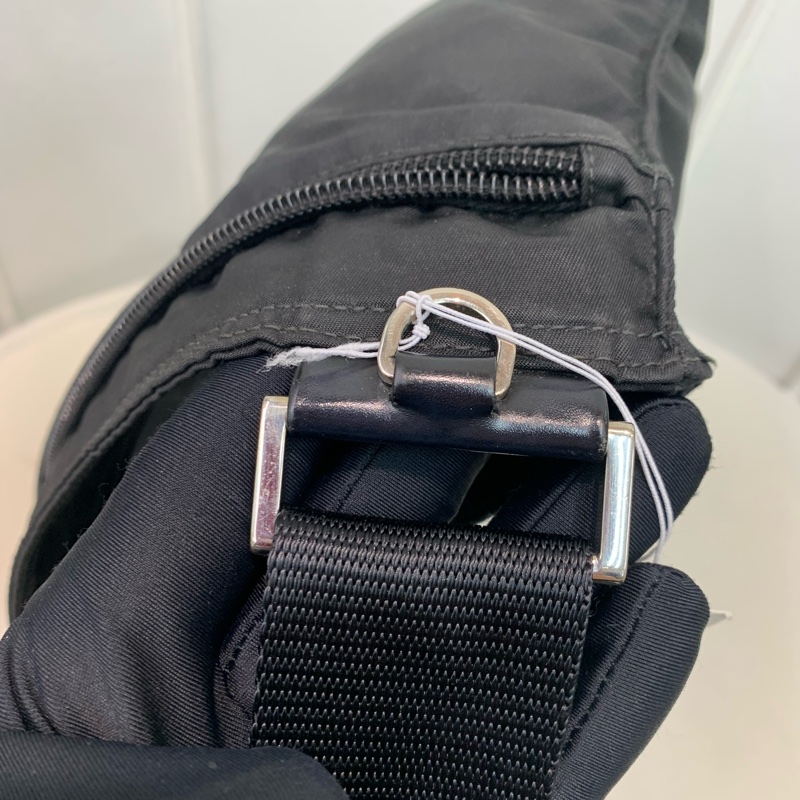 Prada 日字袋 黑色 降傘料 斜背包 I234-18