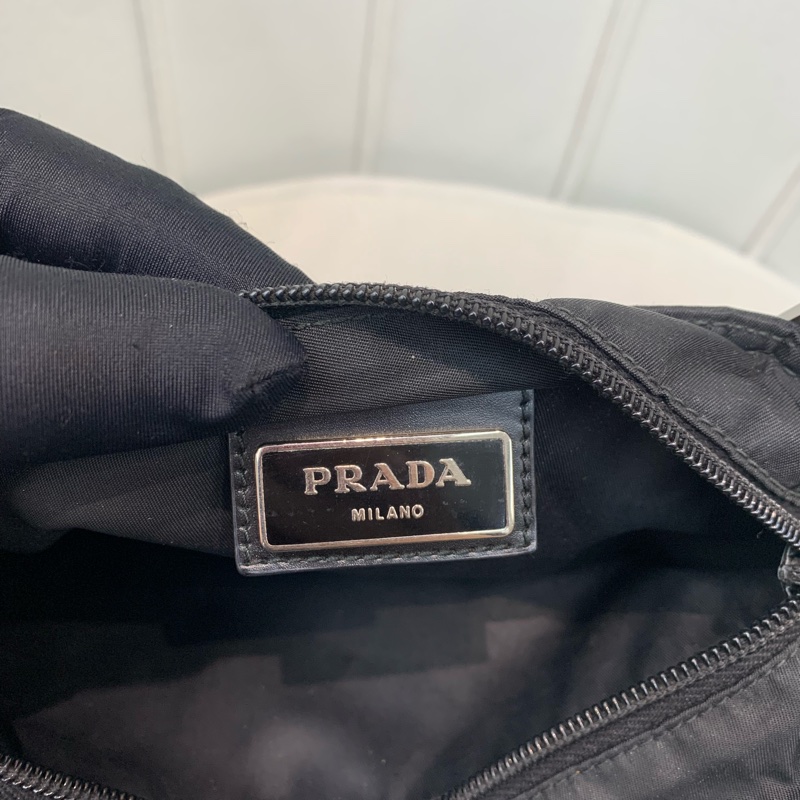 Prada 日字袋 黑色 降傘料 斜背包 I234-21