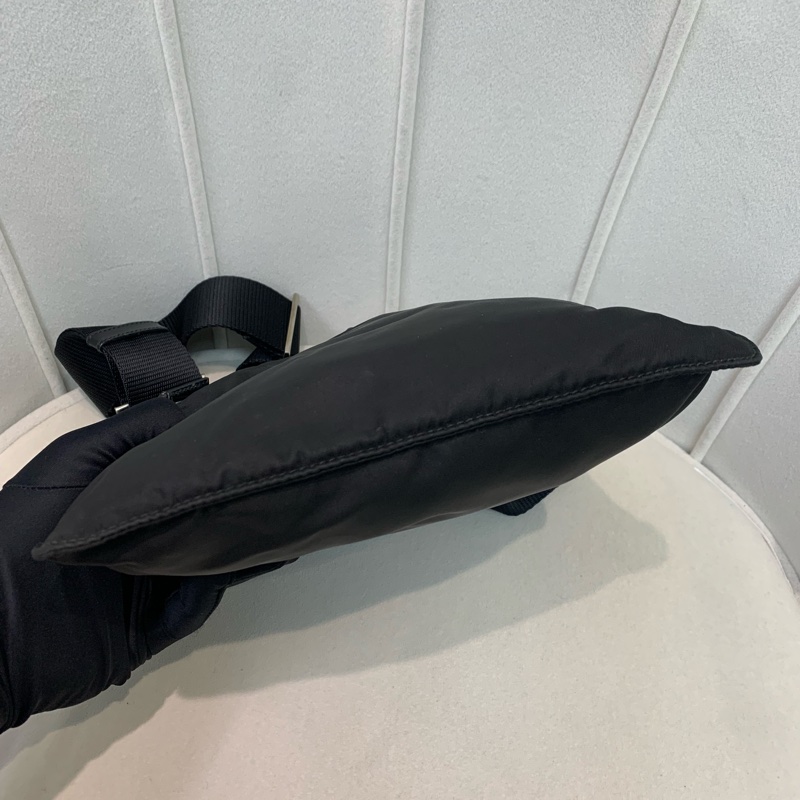 Prada 日字袋 黑色 降傘料 斜背包 I234-27