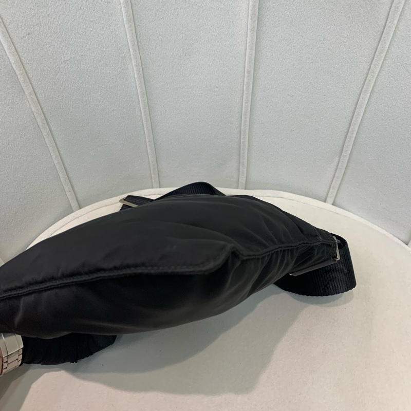 Prada 日字袋 黑色 降傘料 斜背包 I234-29