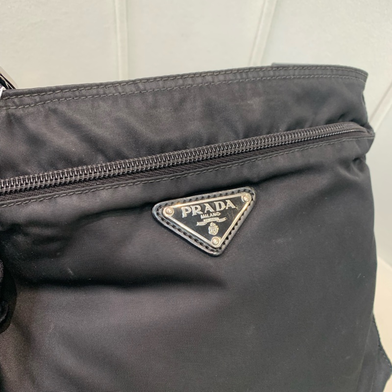 Prada 日字袋 黑色 降傘料 斜背包 I234-31