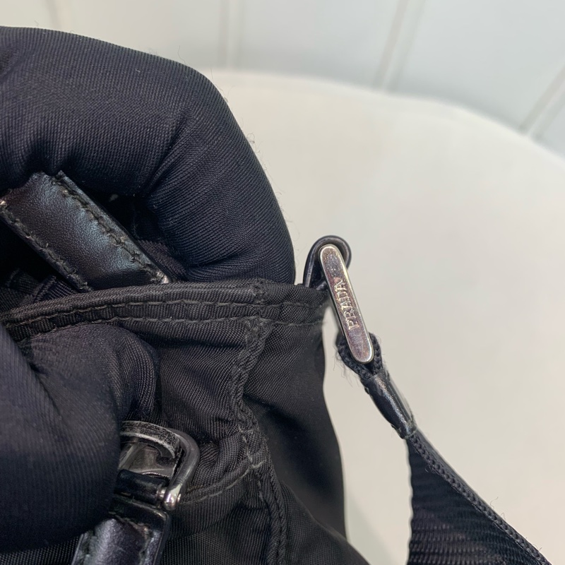 Prada 日字袋 黑色 降傘料 斜背包 I234-34