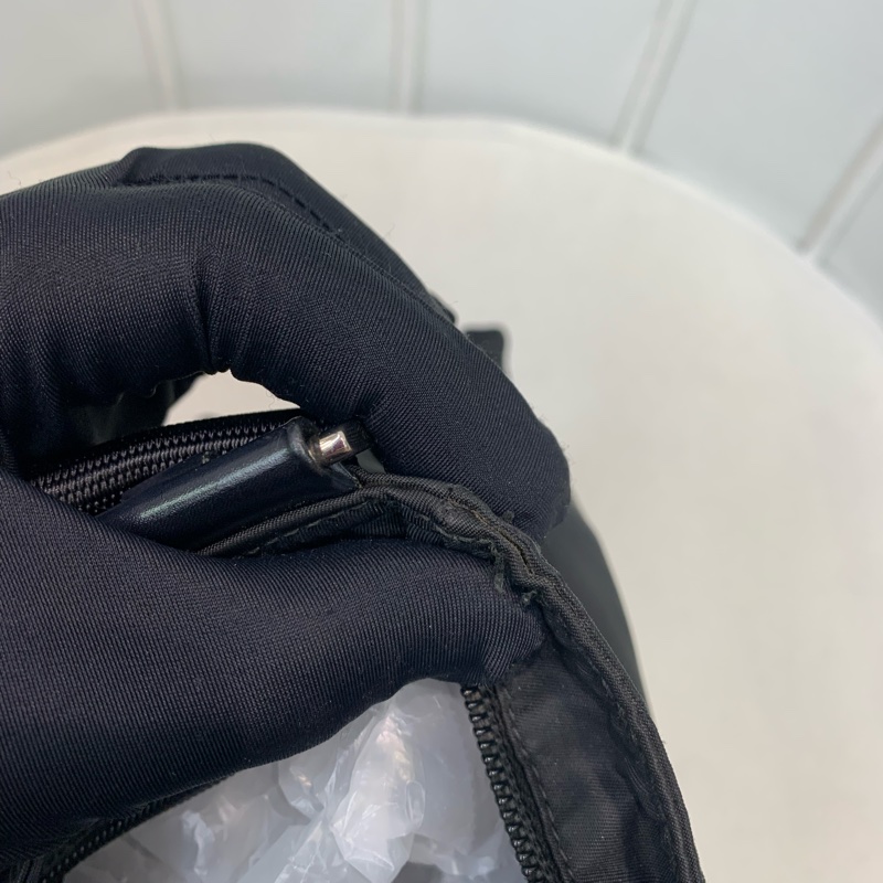 Prada 日字袋 黑色 降傘料 斜背包 I234-35