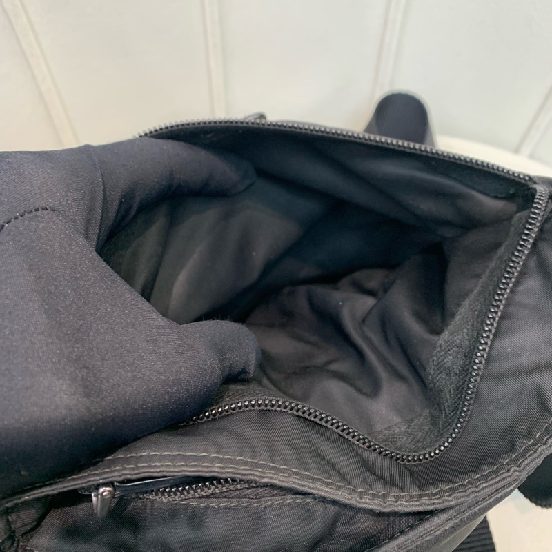 Prada 日字袋 黑色 降傘料 斜背包 I234-41