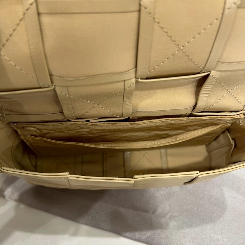 Bottega Veneta BV 奶茶CASSETTE 2*4 腰包-2