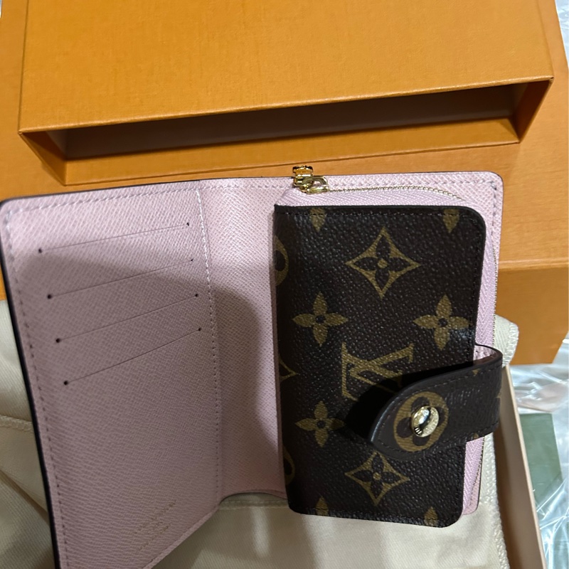 LV 老花粉色金扣短夾/名(卡)零錢-4