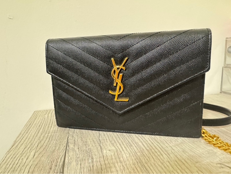 YSL MONOGRAM系列V字縫線魚子醬牛皮WOC信封斜背包-0
