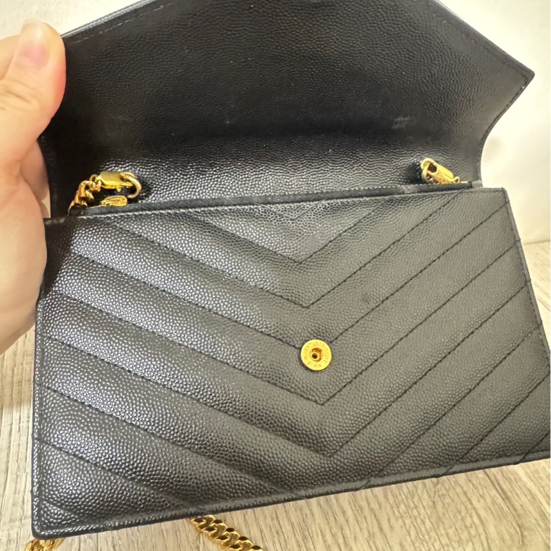 YSL MONOGRAM系列V字縫線魚子醬牛皮WOC信封斜背包-2