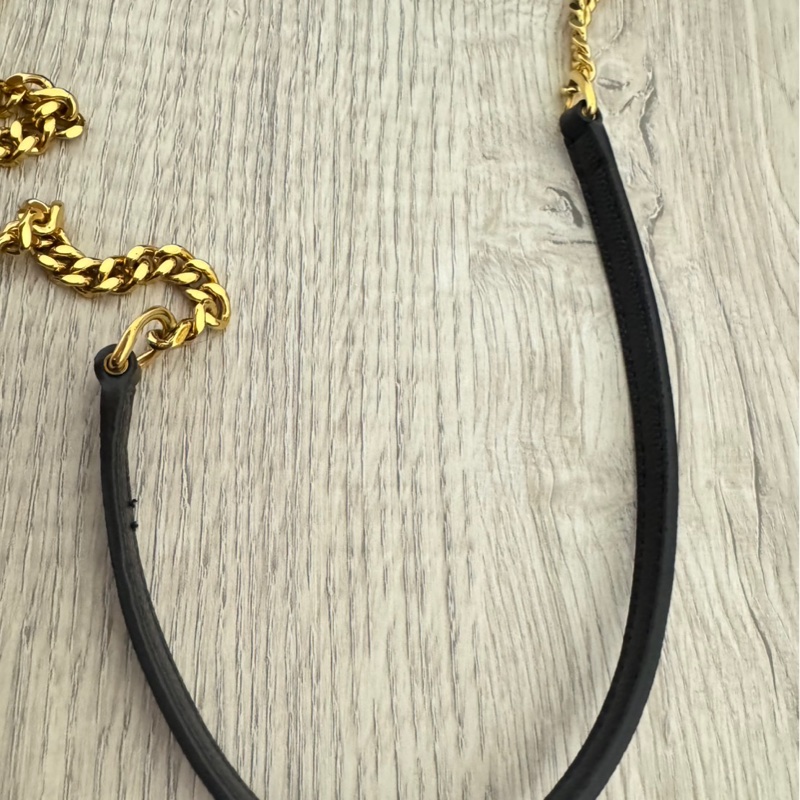 YSL MONOGRAM系列V字縫線魚子醬牛皮WOC信封斜背包-5