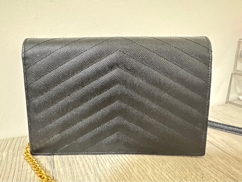 YSL MONOGRAM系列V字縫線魚子醬牛皮WOC信封斜背包-8