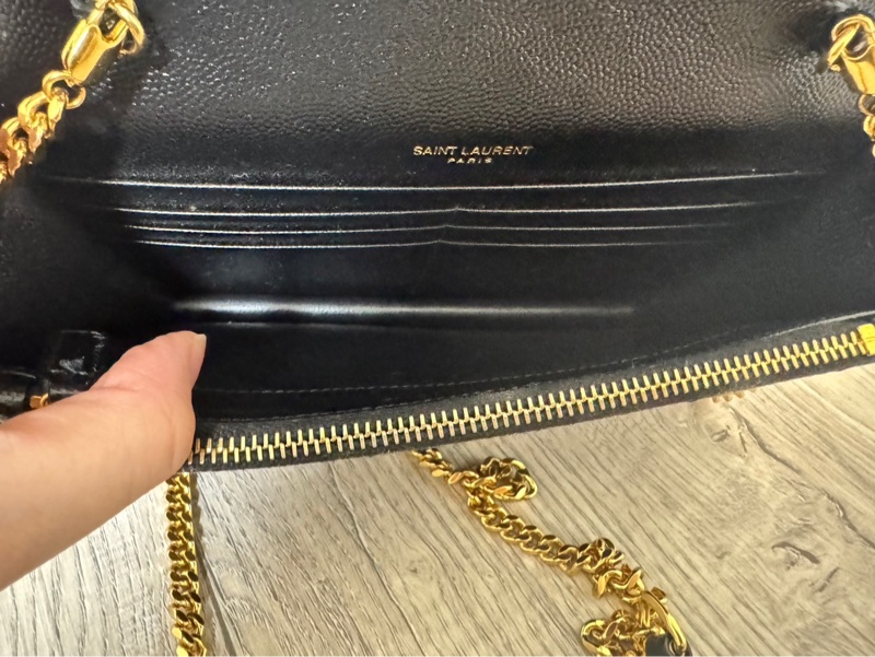 YSL MONOGRAM系列V字縫線魚子醬牛皮WOC信封斜背包-10