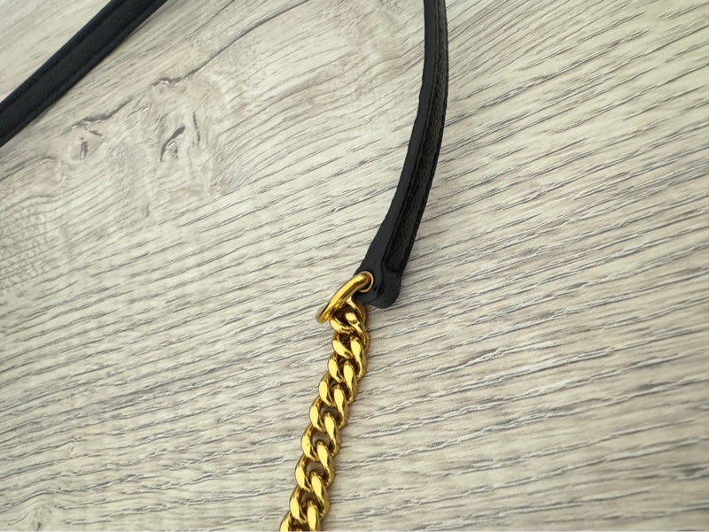 YSL MONOGRAM系列V字縫線魚子醬牛皮WOC信封斜背包-13