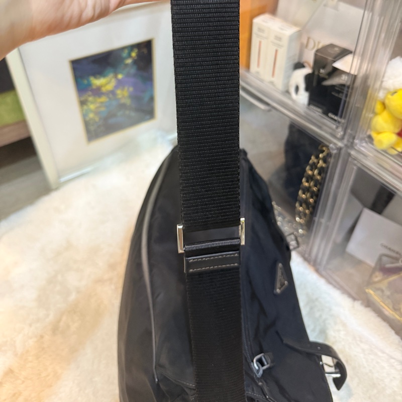 85新✨超輕 超好用 揹起來帥帥的Prada經典尼龍降落傘🖤黑色 耐磨防水 郵差包 斜背包 書包 通勤包 上班族 日常用-11