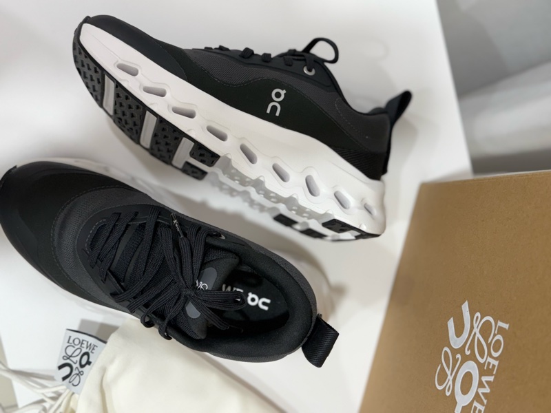 歡慶跨年—全新 LOEWE  x ON  系列黑色球鞋 38號 _下殺-1