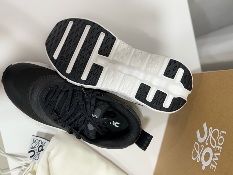 歡慶跨年—全新 LOEWE  x ON  系列黑色球鞋 38號 _下殺-2