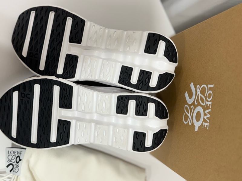 歡慶跨年—全新 LOEWE  x ON  系列黑色球鞋 38號 _下殺-3